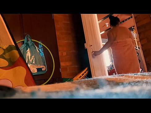 ❤️ Xhaxhai më ndjek në dush, më qitë ndërsa unë bëj dush. Porno tek ne sq.fotonovelasxxx.ru ❌